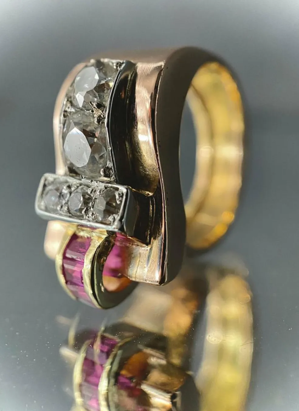 Bague modèle Tank asymétrique d'époque 1930/40 3 ors rubis diamants