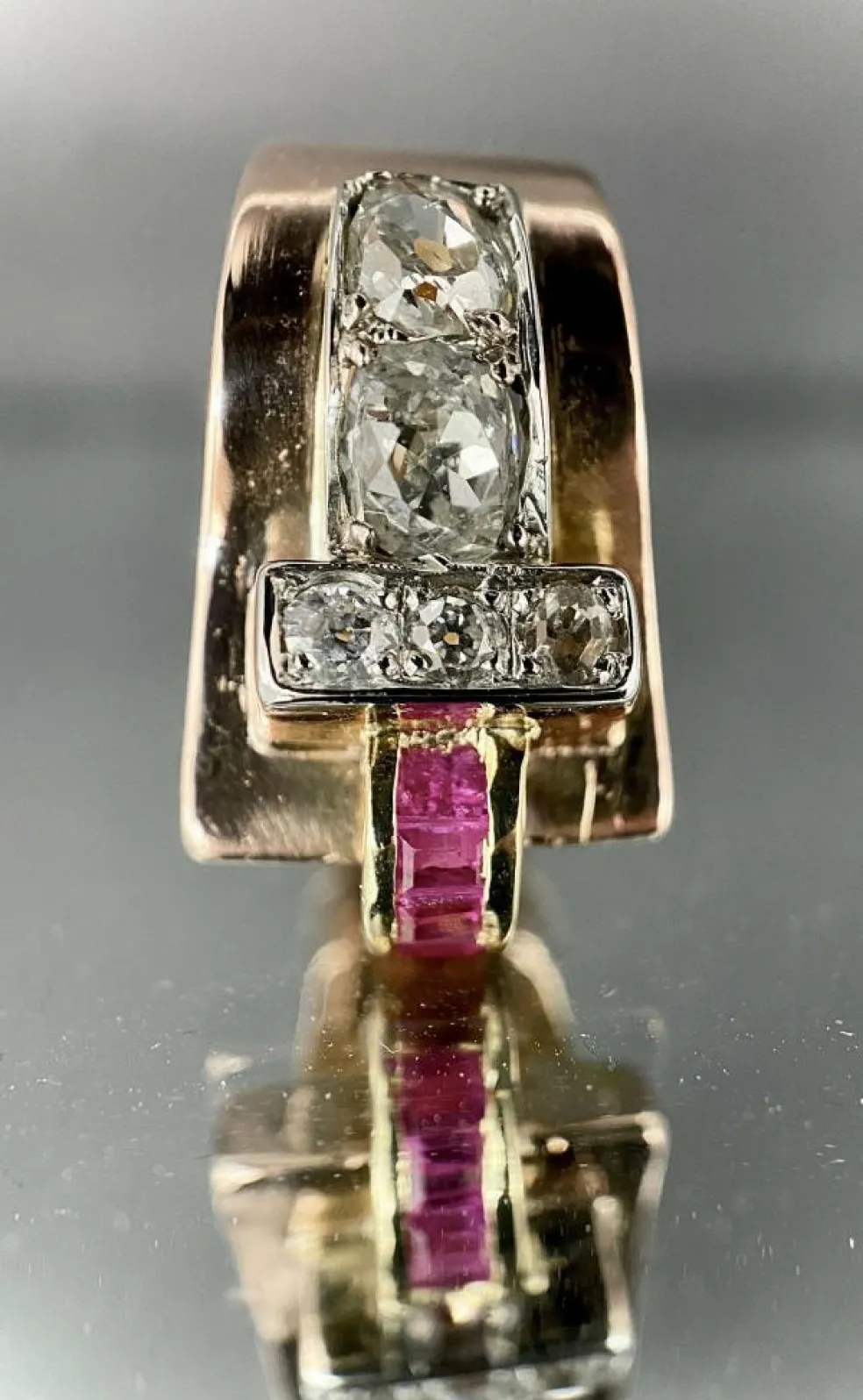 Bague modèle Tank asymétrique d'époque 1930/40 3 ors rubis diamants