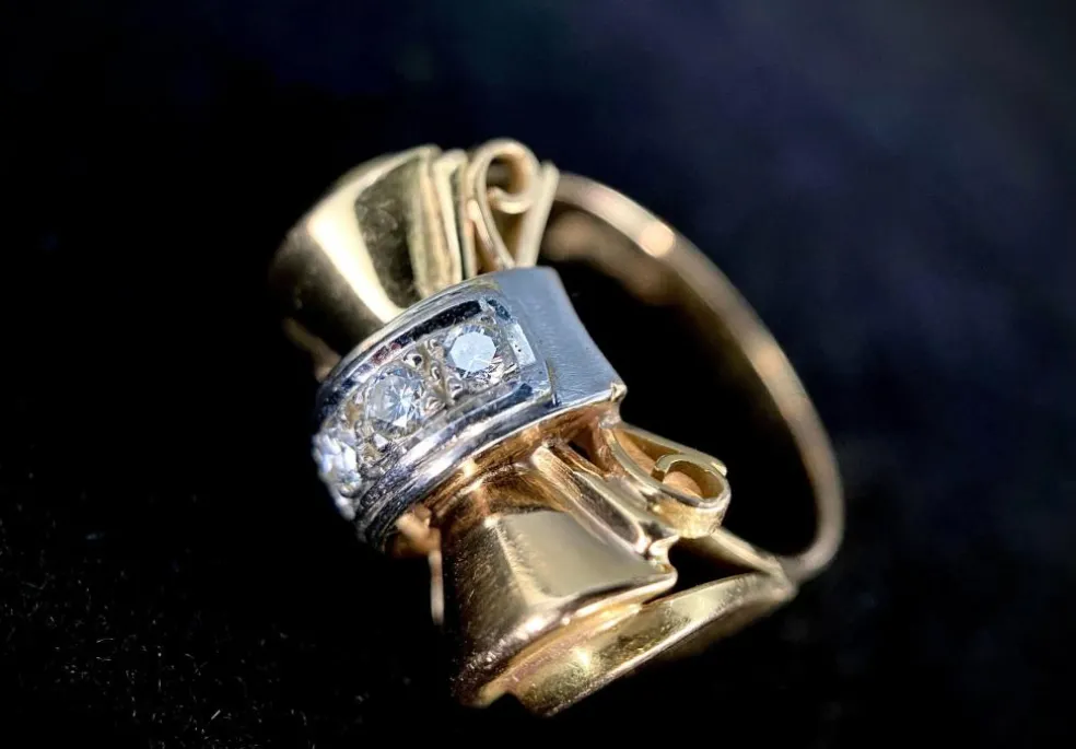 Bague modèle Tank d'époque 1940/50 deux ors diamants