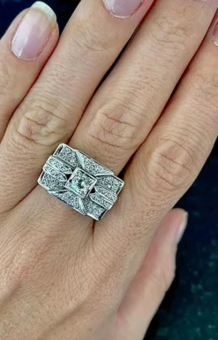 Bague modèle Tank or blanc diamants
