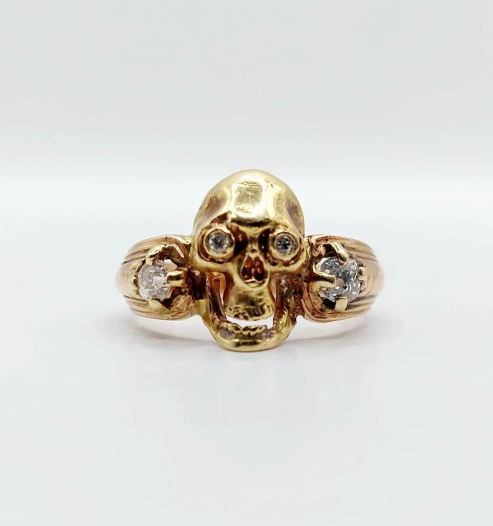 Bague momento mori antique or jaune 14k tête de mort et diamants taille anciennes