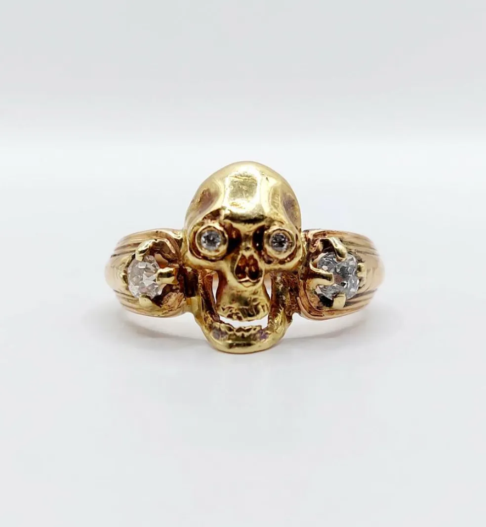 Bague momento mori antique or jaune 14k tête de mort et diamants taille anciennes