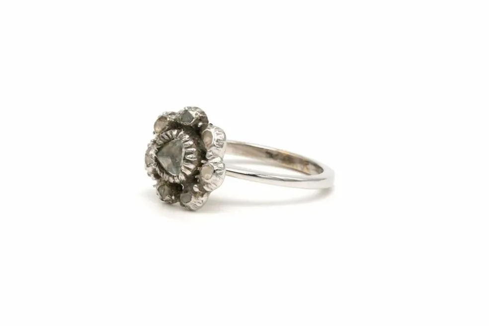 Bague Napoléon III en or blanc 18 carats et argent sertie de diamants "taille" rose