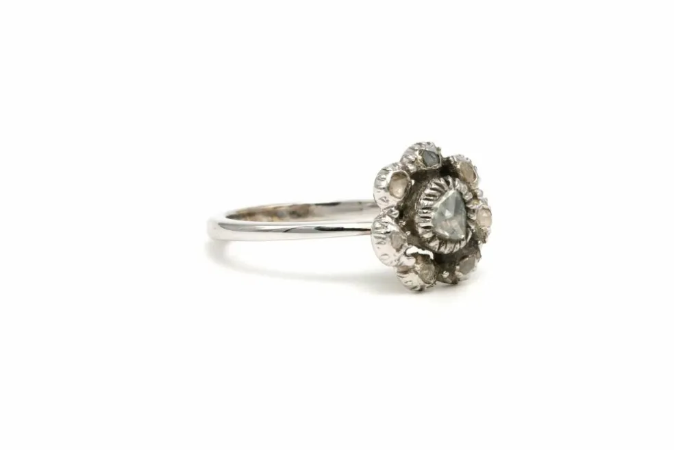 Bague Napoléon III en or blanc 18 carats et argent sertie de diamants "taille" rose