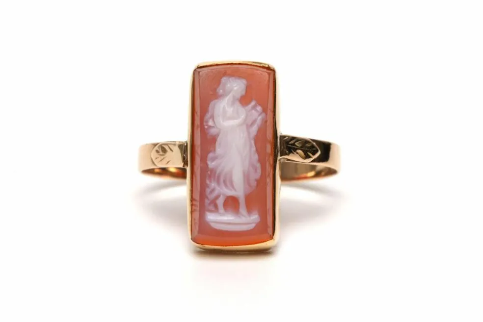 Bague Napoléon III en or jaune sertie d'un camée (agate)