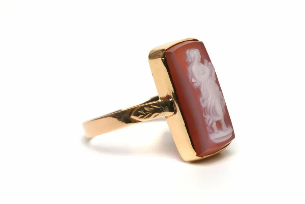 Bague Napoléon III en or jaune sertie d'un camée (agate)