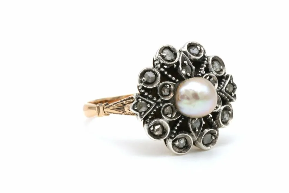 Bague Napoléon III en or jaune et argent, perle et diamants