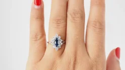 Bague navette en or blanc, saphir et diamants