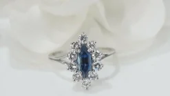 Bague navette en or blanc, saphir et diamants