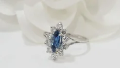 Bague navette en or blanc, saphir et diamants