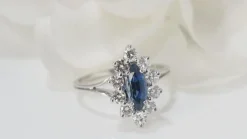 Bague navette en or blanc, saphir et diamants