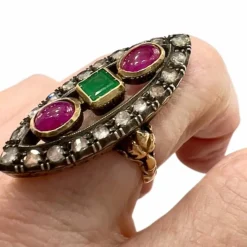 BAGUE NAVETTE EN OR JAUNE AVEC RUBIS ET ÉMERAUDE
