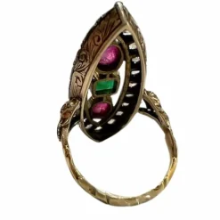 BAGUE NAVETTE EN OR JAUNE AVEC RUBIS ET ÉMERAUDE
