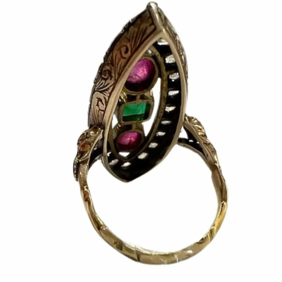 BAGUE NAVETTE EN OR JAUNE AVEC RUBIS ET ÉMERAUDE