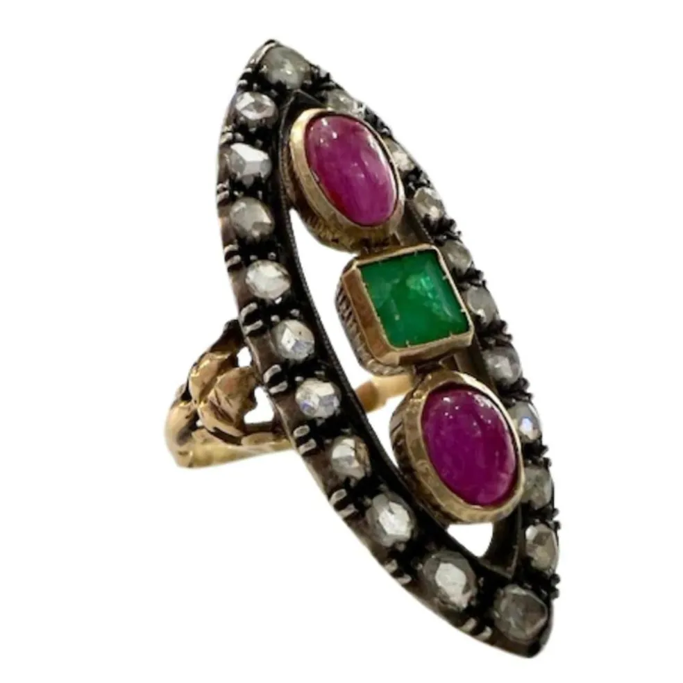 BAGUE NAVETTE EN OR JAUNE AVEC RUBIS ET ÉMERAUDE