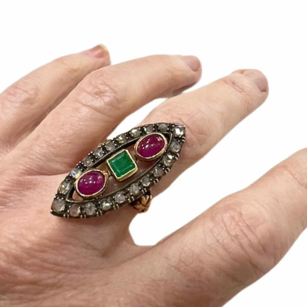 BAGUE NAVETTE EN OR JAUNE AVEC RUBIS ET ÉMERAUDE