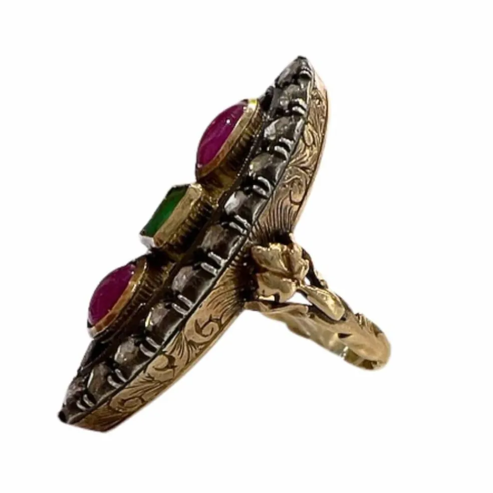 BAGUE NAVETTE EN OR JAUNE AVEC RUBIS ET ÉMERAUDE