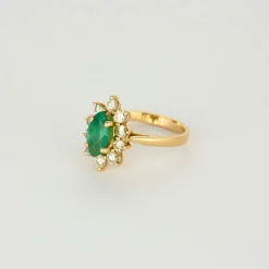 Bague navette, or jaune, diamants et émeraude