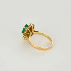 Bague navette, or jaune, diamants et émeraude