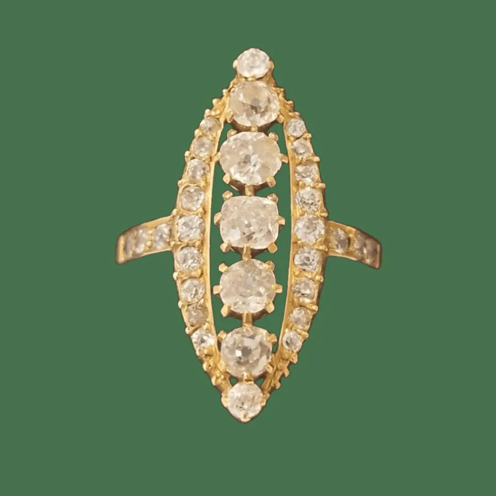 Bague navette or jaune et diamants anciens