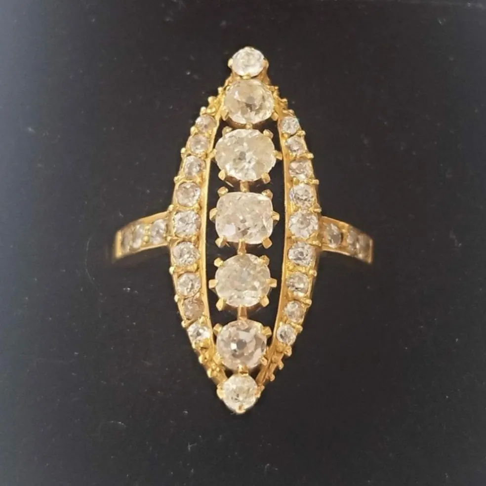 Bague navette or jaune et diamants anciens