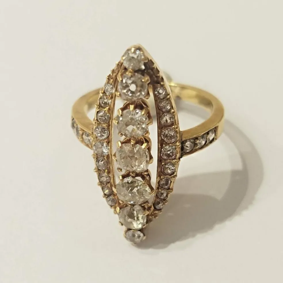 Bague navette or jaune et diamants anciens