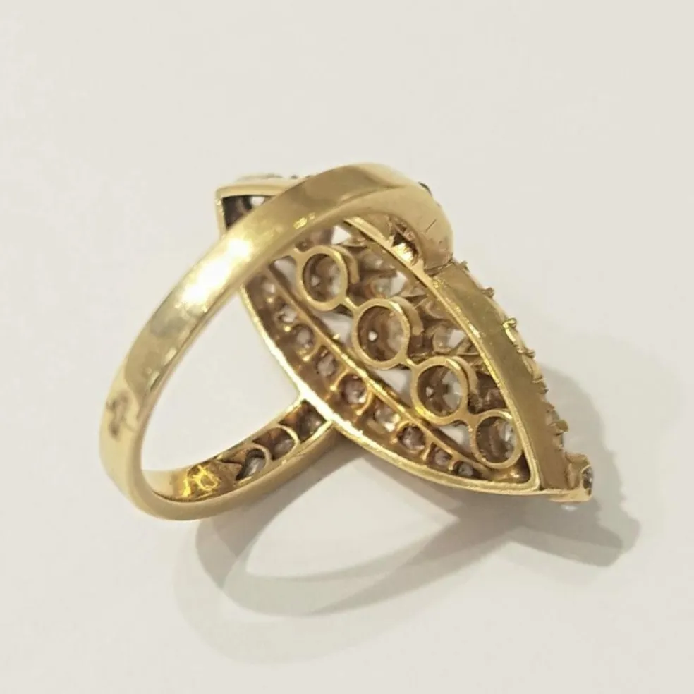 Bague navette or jaune et diamants anciens