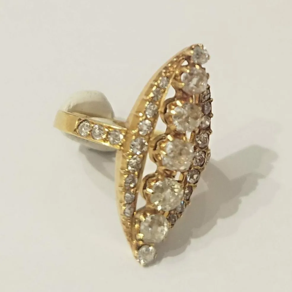 Bague navette or jaune et diamants anciens
