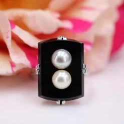 Bague onyx et ses perles de culture grise et dorée