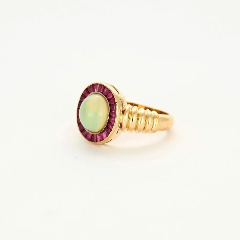 Bague opale or jaune et calibrés rubis