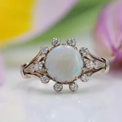Bague opale ronde diamants or blanc