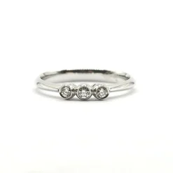 Bague or blanc 18 carats sertie de 3 diamants naturels