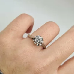 Bague or blanc 18 carats sertie d'un diamant