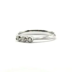 Bague or blanc 18 carats sertie de 3 diamants naturels