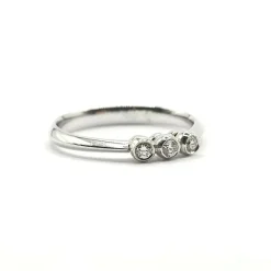 Bague or blanc 18 carats sertie de 3 diamants naturels