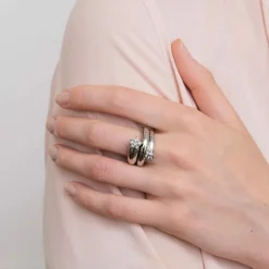 Bague or blanc 18 cts sertie diamants naturels