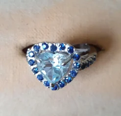 Bague or blanc aigue-marine entourage saphirs