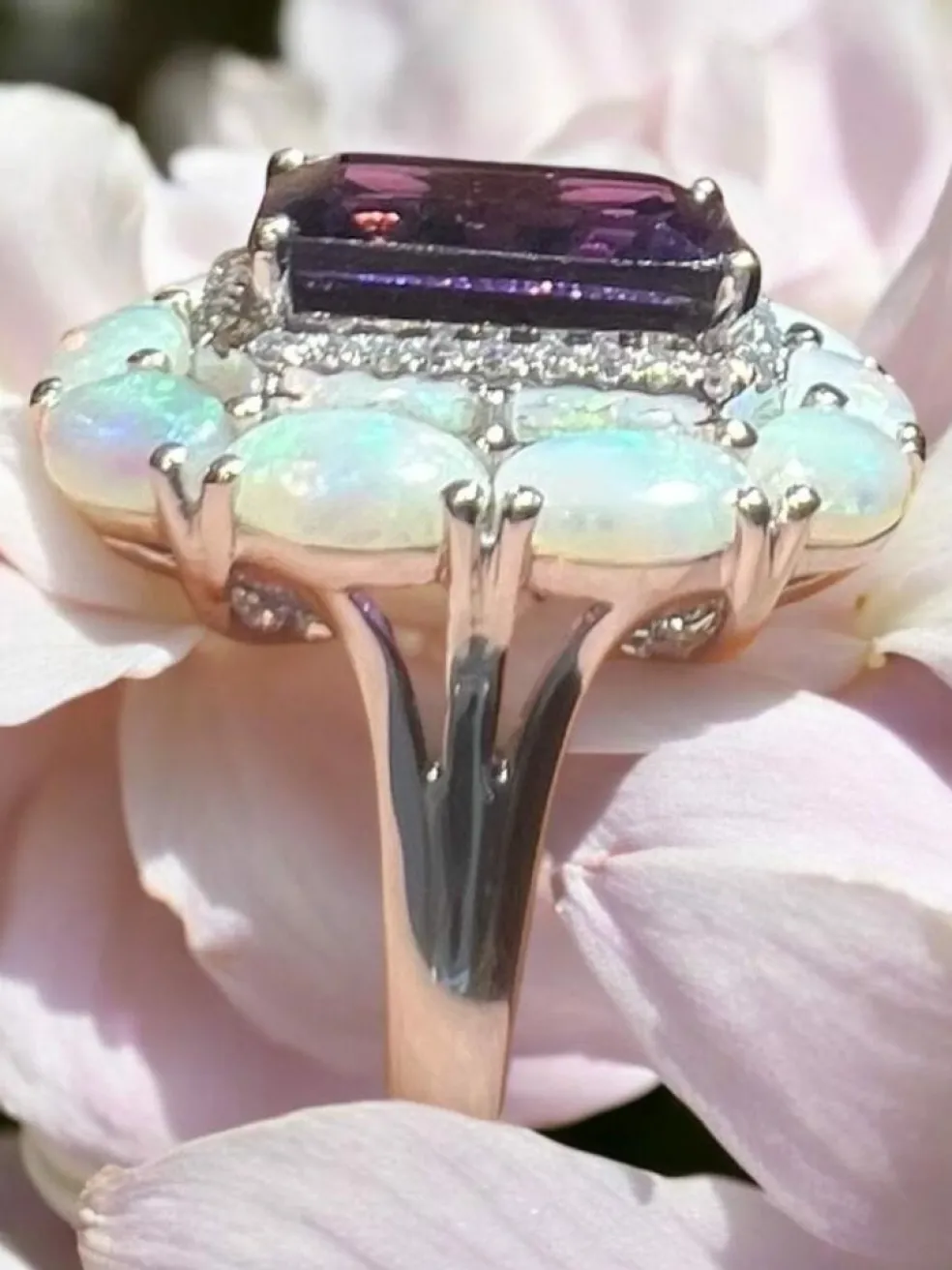 Bague or blanc améthyste opale
