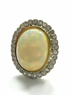 Bague or blanc argenté avec diamants et opale