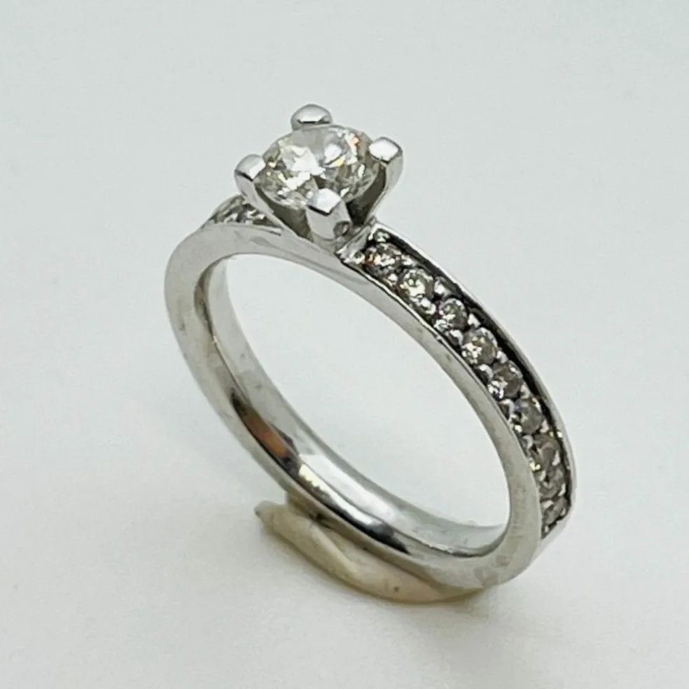 Bague or blanc avec diamant solitaire 0,50ct
