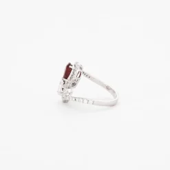 Bague or blanc avec diamants et rubis