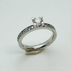 Bague or blanc avec diamant solitaire 0,50ct
