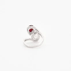 Bague or blanc avec diamants et rubis