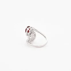 Bague or blanc avec diamants et rubis