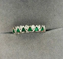 Bague or blanc avec émeraudes et diamants.
