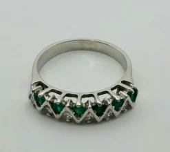 Bague or blanc avec émeraudes et diamants.