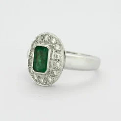 Bague or blanc avec émeraude et diamants
