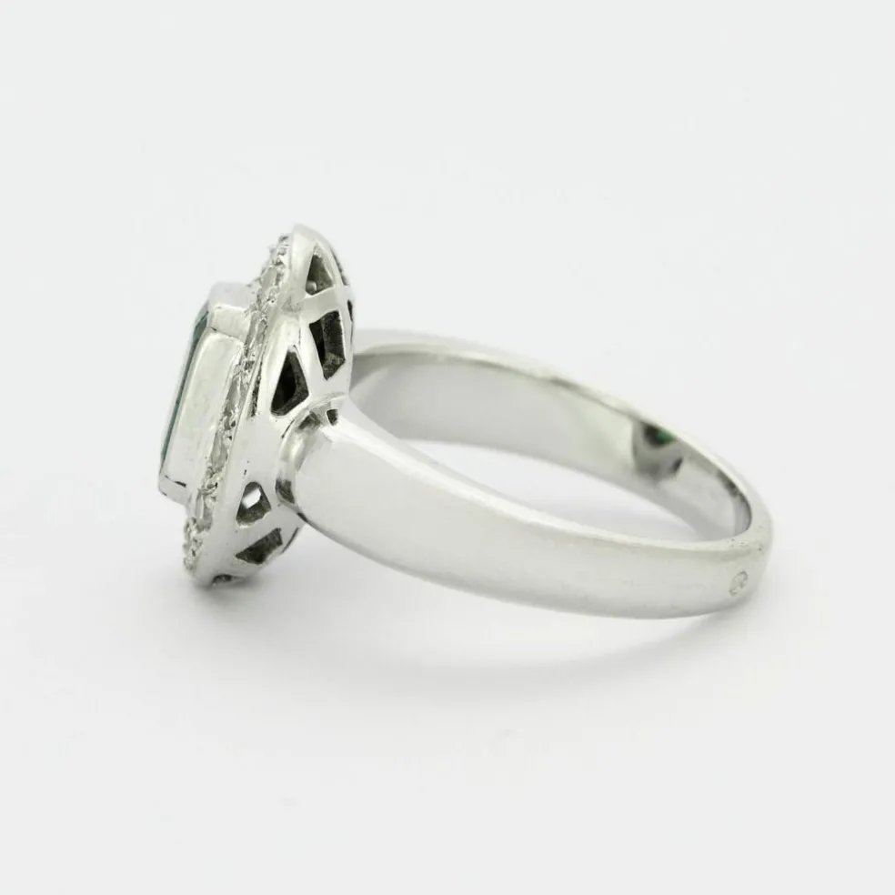Bague or blanc avec émeraude et diamants