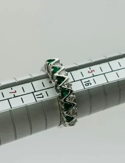 Bague or blanc avec émeraudes et diamants.