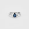 Bague or blanc avec saphir bleu et diamants